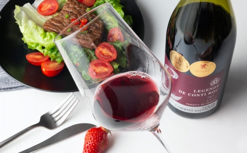 品紅酒握杯不能接觸杯肚 往紅酒杯中倒多少紅酒